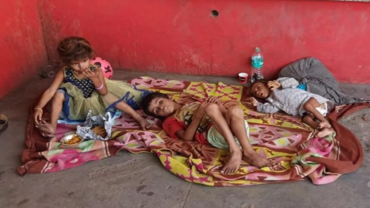 बदायूं में तीन लावारिस बच्चे मिले, रोडवेज स्टेशन पर सोता छोड़ गए दंपति