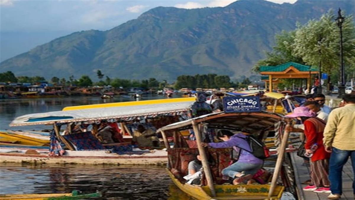 पहली बार, नागरिक उड्डयन मंत्रालय ने श्रीनगर-शारजाह के बीच एक सप्ताह में पांच उड़ानों को मंजूरी दी।
