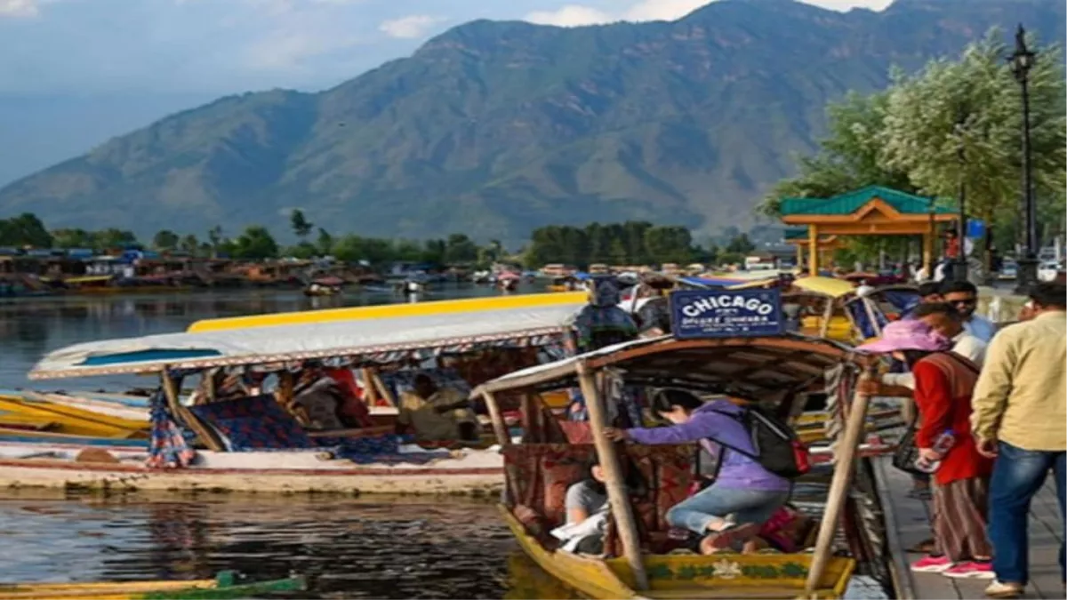 कश्मीर घाटी में रिकार्ड संख्या में आ रहे पर्यटक, 10 साल का टूटा रिकार्ड