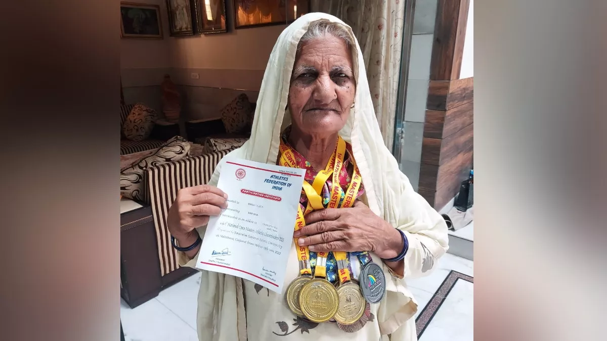 नीरज चोपड़ा के बाद 80 साल की बुजुर्ग महिला का कमाल, जैवलिन थ्रो में जीता रजत पदक