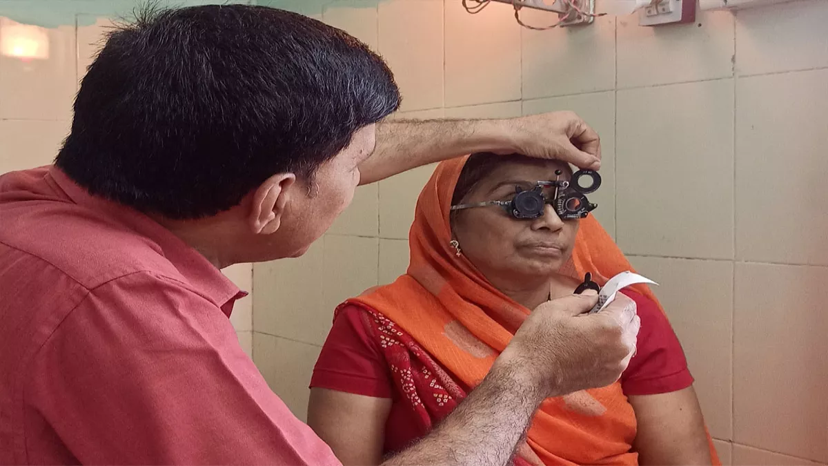Dhanbad: भागा में मोतियाबिंद मरीजों की पहचान को लगा शिविर