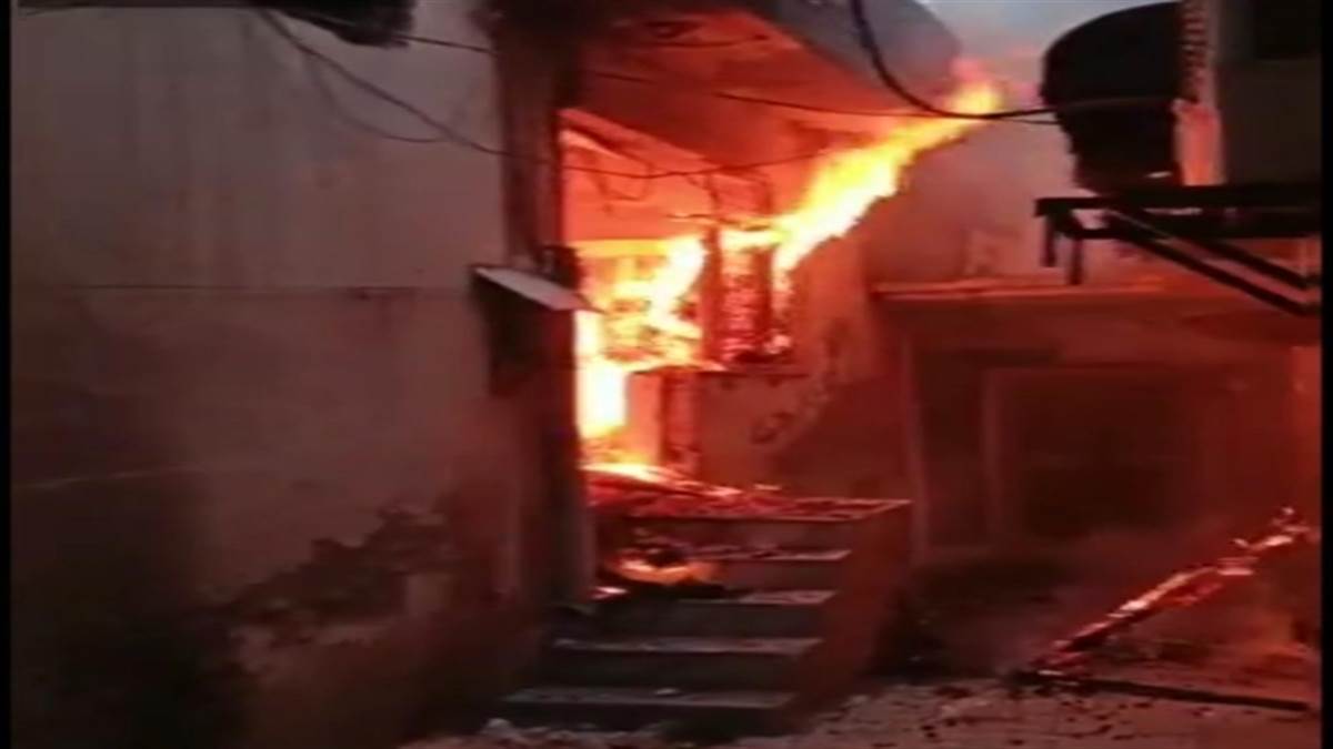 Fire In Meerut मेरठ में शनिवार की तड़के एक लकड़ी की टाल में भीषण आग लग गई।
