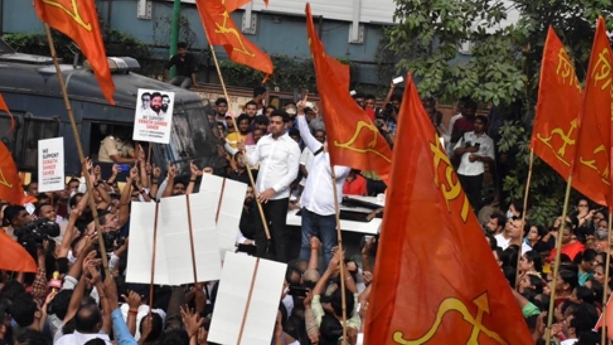 Maharashtra Crisis: सदन की लड़ाई सड़क पर आई, महाराष्ट्र में बागी विधायकों के विरुद्ध सड़क पर उतरे शिवसैनिक