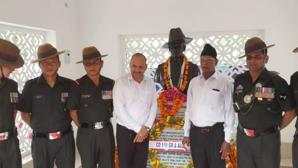 पैतृक गांव सीतापुर में मनाई गई कारगिल जंग के नायक कैप्टन मनोज पांडेय की 47वीं जयंती, प्रतिमा पर अर्पित किए पुष्प चक्र