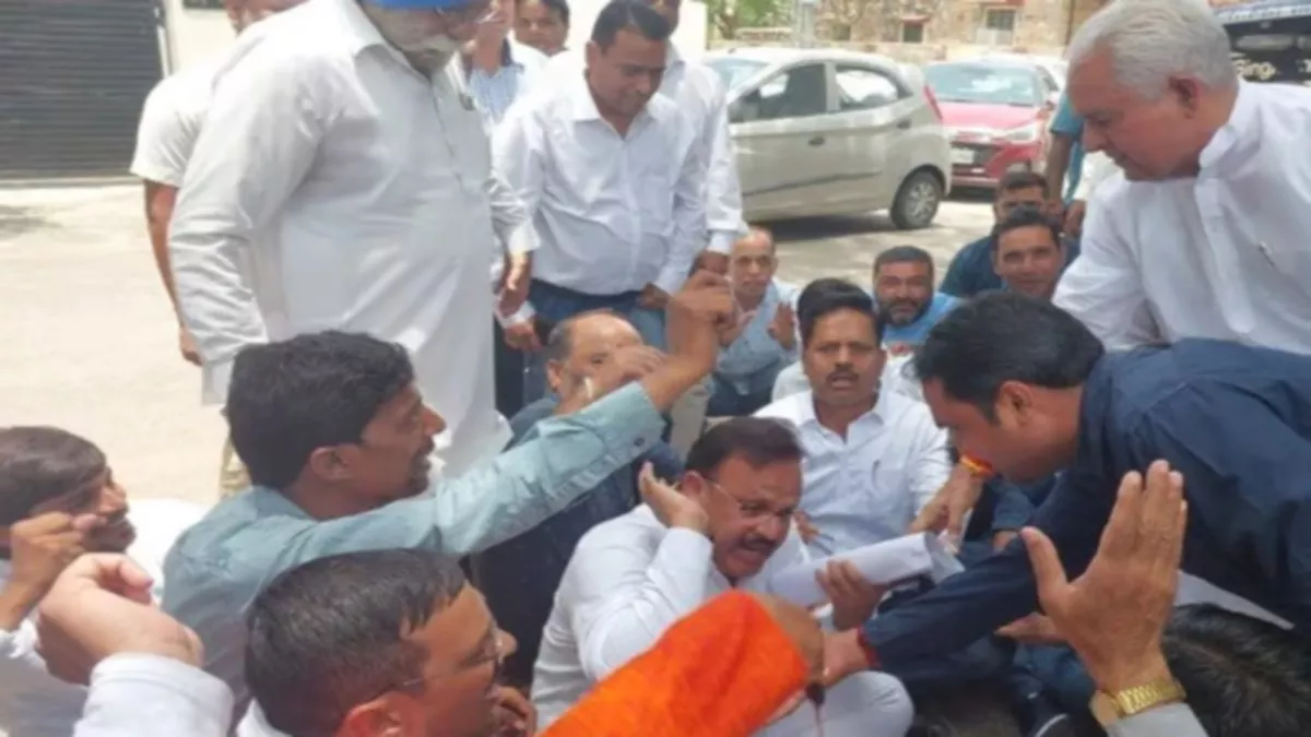 Rajasthan: कांग्रेस विधायक ने अपनी ही सरकार के मंत्री के खिलाफ दिया धरना, भाजपा ने कहा-तबादलों में खेला हो गया