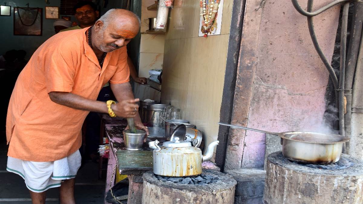 दुकान पर तुलसी-अदरख की चाय बनाते भैरव सरदार