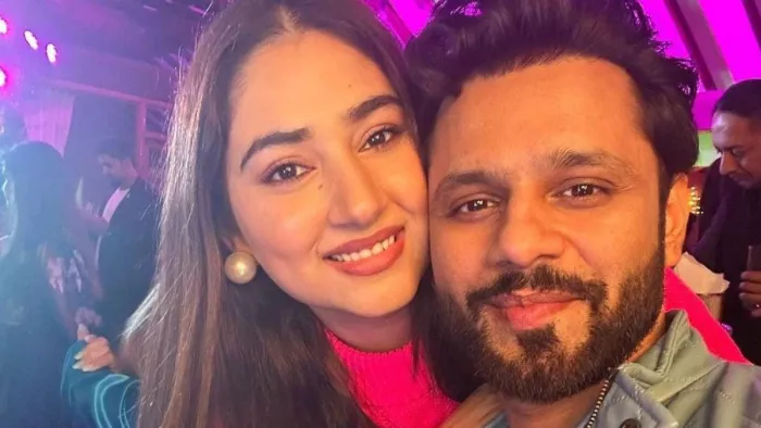 Disha Parmar flaunted her baby bump in a casual look husband Rahul Vaidya Reacts. Photo- Instagram