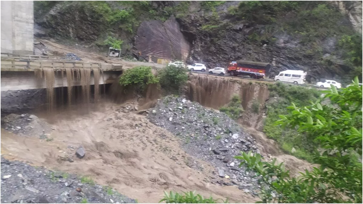 Himachal Heavy Rain हिमाचल में नदियां-नाले उफान पर कई जिलों में बाढ़ जैसे  हालात; कुल्लू-मंडी नेशनल हाईवे बंद - Himachal Heavy Rain Rivers and drains  flood like situation in many ...