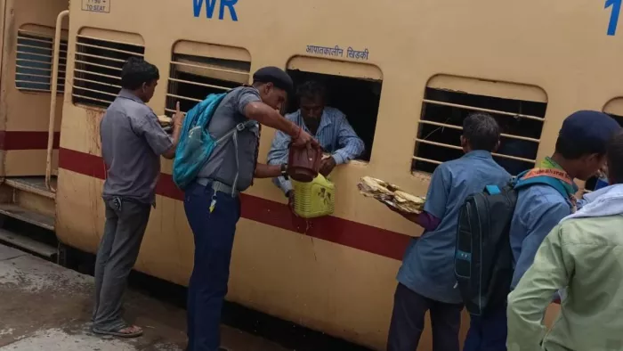 स्काउट गाइड सदस्यों ने यात्रियों को पिलाया जल