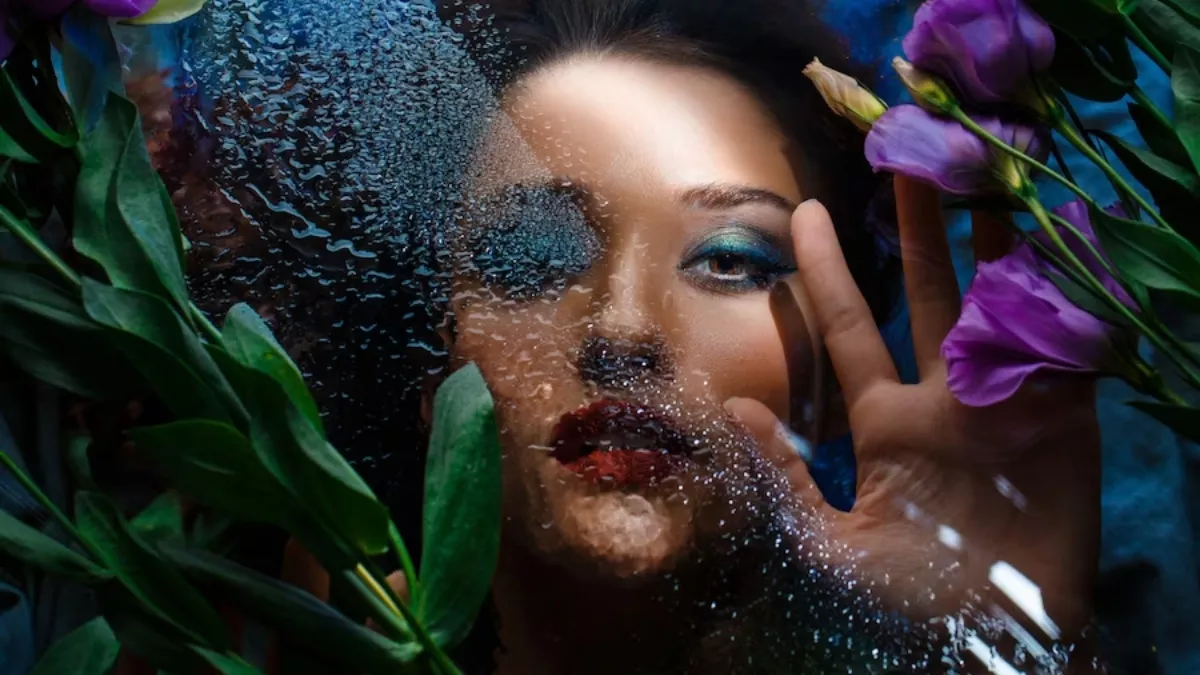 Monsoon Makeup Tips मानसून सीजन में बर्बाद हो जाता है मेकअप तो ये टिप्स  आएंगी आप के बड़े काम - Here are some makeup tips for monsoon season