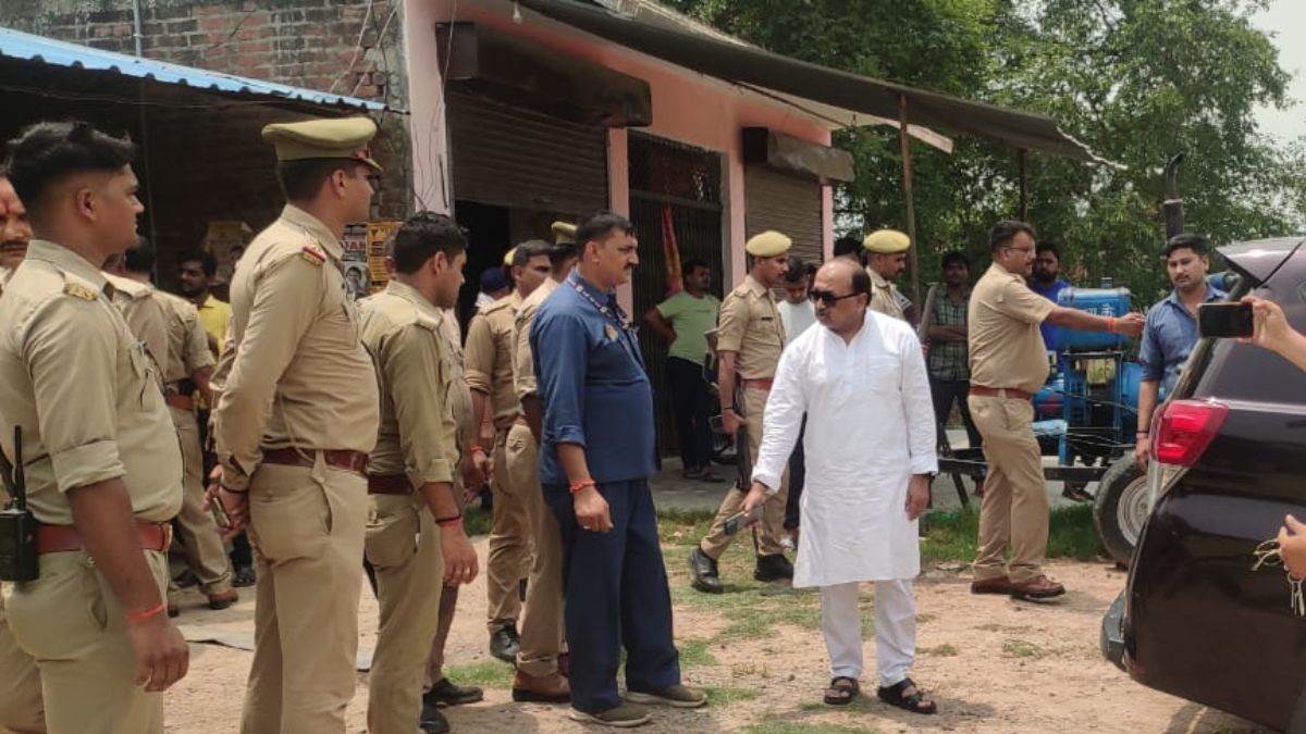 pratapgarh news bolero running in former minister siddharth nath singh convoy overturned four injured