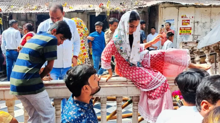 Banke Bihari Mandir: बांकेबिहारी मंदिर में उमड़ी भीड़ का फाइल फोटो।