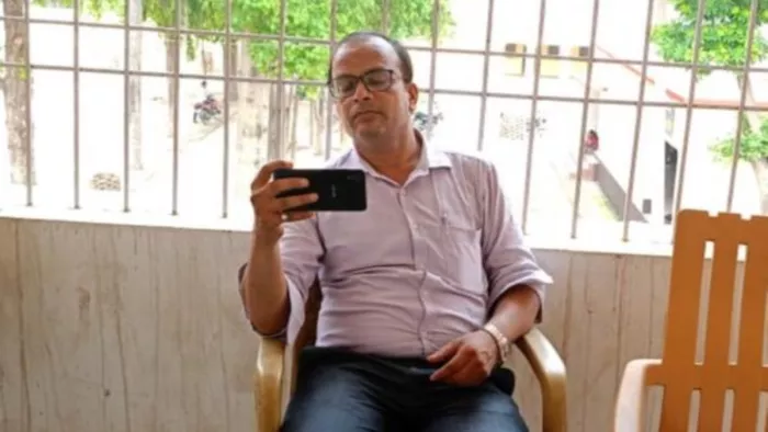प्लस टू उच्च विद्यालय सिमरी में हाजिरी बनाने में परेशान शिक्षक (फोटो- जागरण)