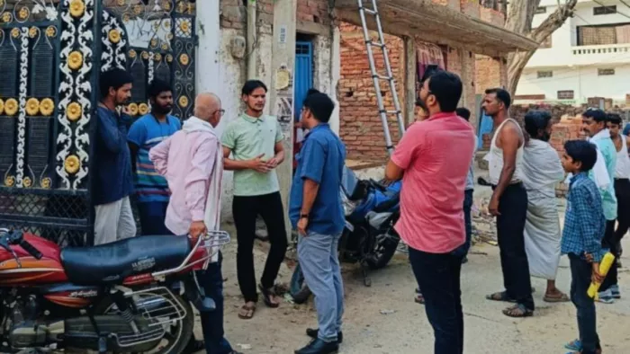 बलिया: शहर के भृगु आश्रम इलाके में बिजली चेकिंग करती विभागीय टीम।