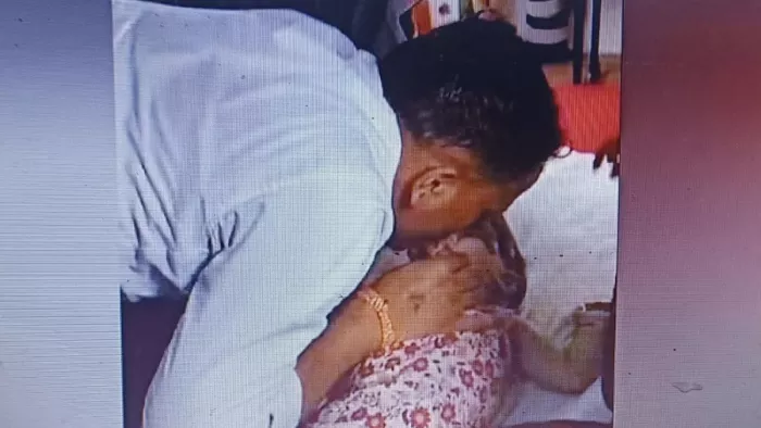 Agra News: ताज पूर्वी गेट स्थित डिस्पेंसरी में सीपीआर देते चिकित्सक। इंटरनेट मीडिया