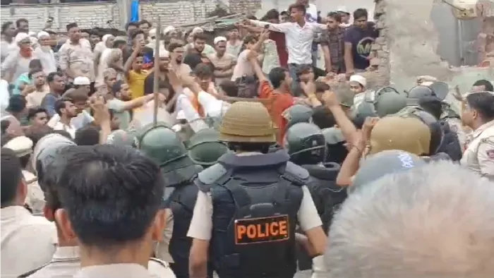 दिल्ली के मंगोलपुरी में पुलिस पर पथराव किया गया।