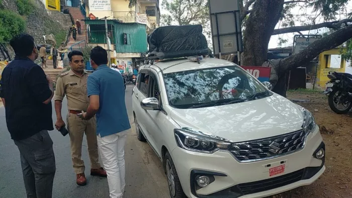 बिना नंबर प्लेट वाहन पर बत्ती व काली फिल्म लगाए जाने पर चालानी कार्रवाई करते थानाध्यक्ष गोपेश्वर। जागरण