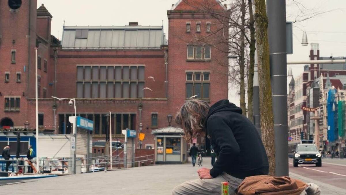 homeless man returns 2100 found at amsterdam railway station to police police gives him silver thumb award
