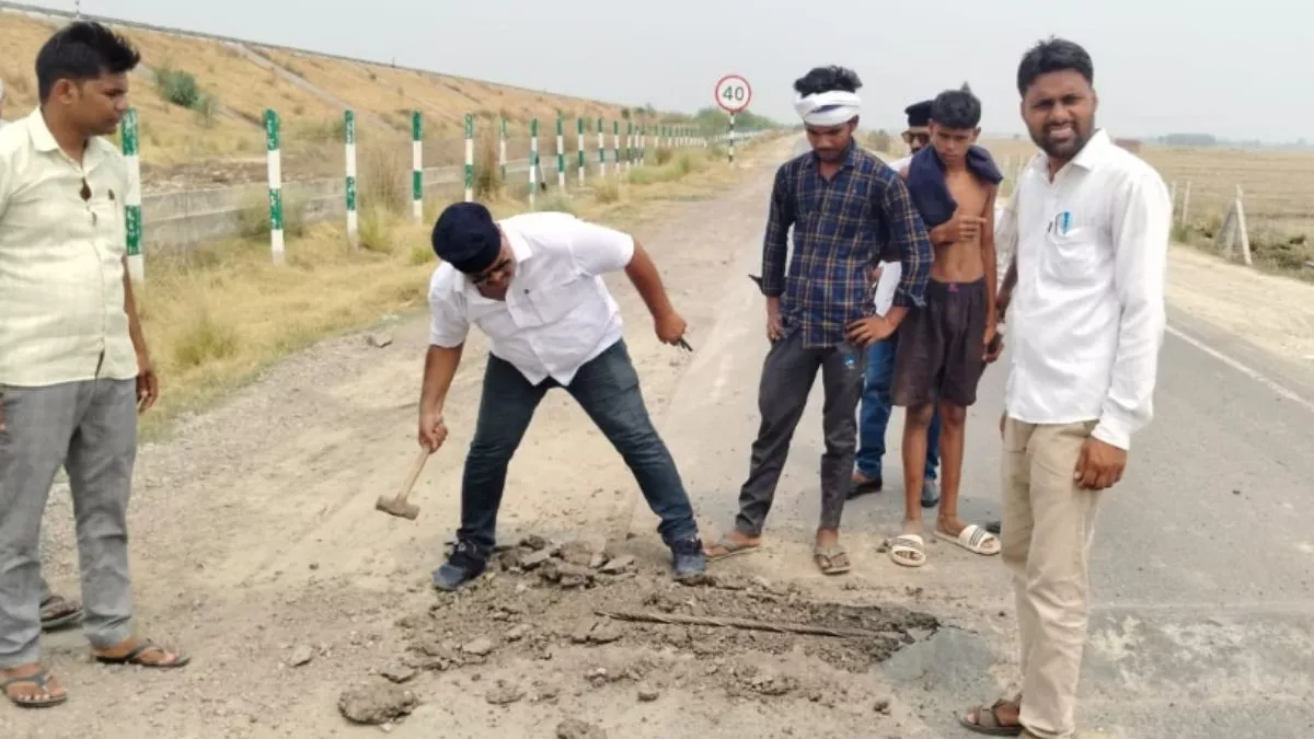 Ghazipur News: भीम आर्मी के जिलाध्यक्ष ने उखाड़ दिया पूर्वाचल एक्सप्रेसवे का ब्रेकर, बोले- मानक विहीन बना है, इससे होती हैं दुर्घटनाएं