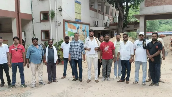 एएसपी कार्यालय में साथियों संग ज्ञापन सौंपने पहुंचे अमित शर्मा