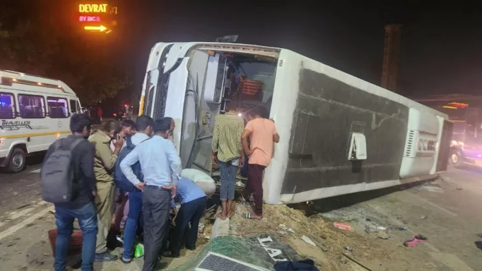 दिल्ली हाईवे पर डिवाइडर पर चढ़कर पलटी बस। जागरण।