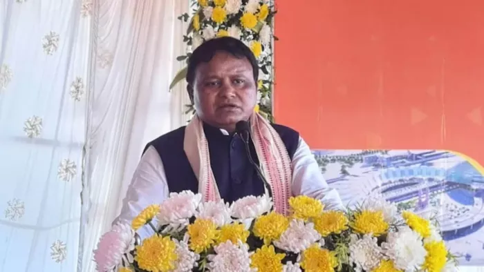 जनसभा को संबोधित करते ओडिशा के मुख्यमंत्री मोहन चरण माझी।