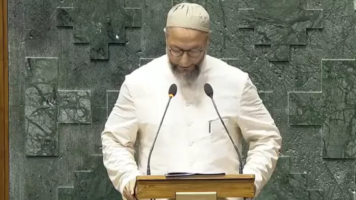 बतौर सांसद असदुद्दीन ओवैसी ने ली शपथ।