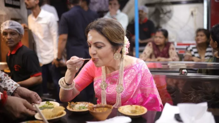 काशी में नीता अंबानी ने बहू-बेटे के लिए की प्रार्थना…देखें Video Nita Ambani prayed for her daughter-in-law and son in Kashi…watch video