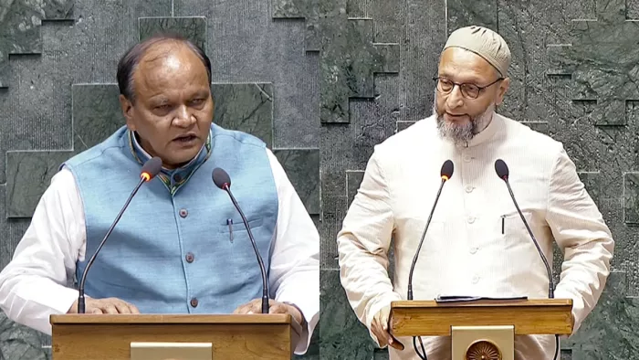 18वीं लोकसभा के पहले सत्र में पद एवं गोपनीयता की शपथ लेते सांसद असदुद्दीन ओवैसी और छत्रपाल गंगवार। फोटोः एएनआई।