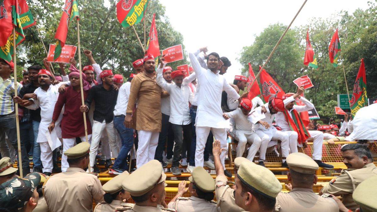 https://www.jagranimages.com/images/newimg/25062024/25_06_2024-samajwadi_party_protest__23746129.jpg