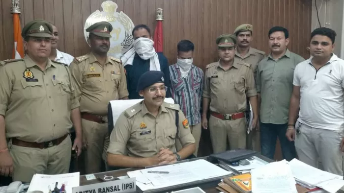 मुजफ्फरनगर पुलिस लाइन में बुढ़ाना पुलिस द्वारा पकड़े गये आरोपितो के बारे में जानकारी देते एसपी देहात आदित्य बंसल। जागरण