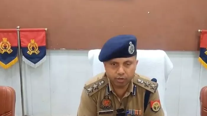 Mathura News: मथुरा एसएसपी घटना की जानकारी देने के दौरान।
