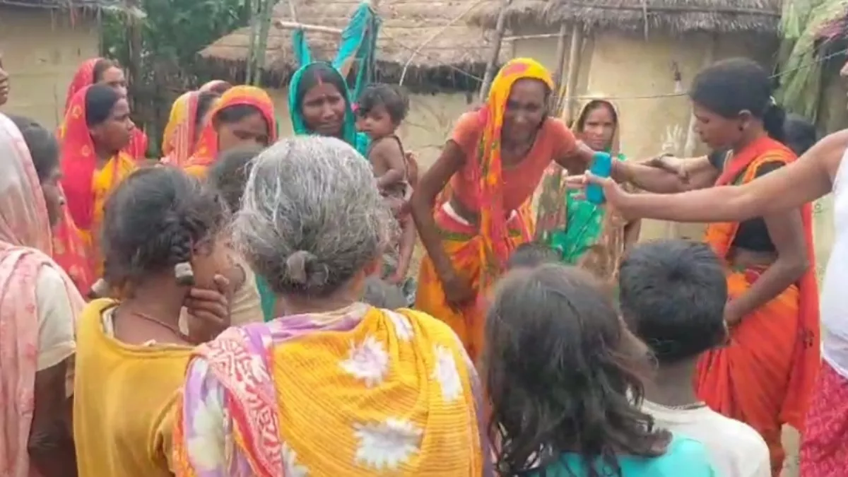 Bihar News: दरवाजे पर बच्चे को दूध पिला रही मां की ठनका गिरने से मौत, बच्चा सुरक्षित