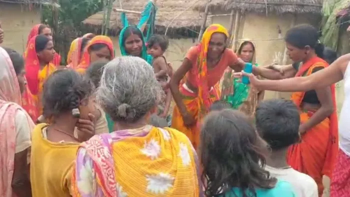 बच्चे को दूध पिला रही मां की ठनका गिरने से मौत हो गई। (फोटो- जागरण)