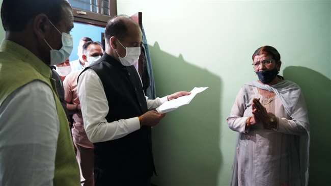 मुख्‍यमंत्री जयराम ठाकुर के काफ‍िले के बीच एक महिला आ गई