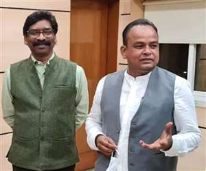 मुख्&zwj;यमंत्री हेमंत सोरेन के साथ डॉक्&zwj;टर इरफान अंसारी।