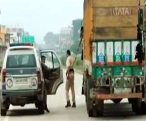 Jharkhand Crime News, Ranchi Police News ट्रक से पैसे वसूलता पुलिसवाला।