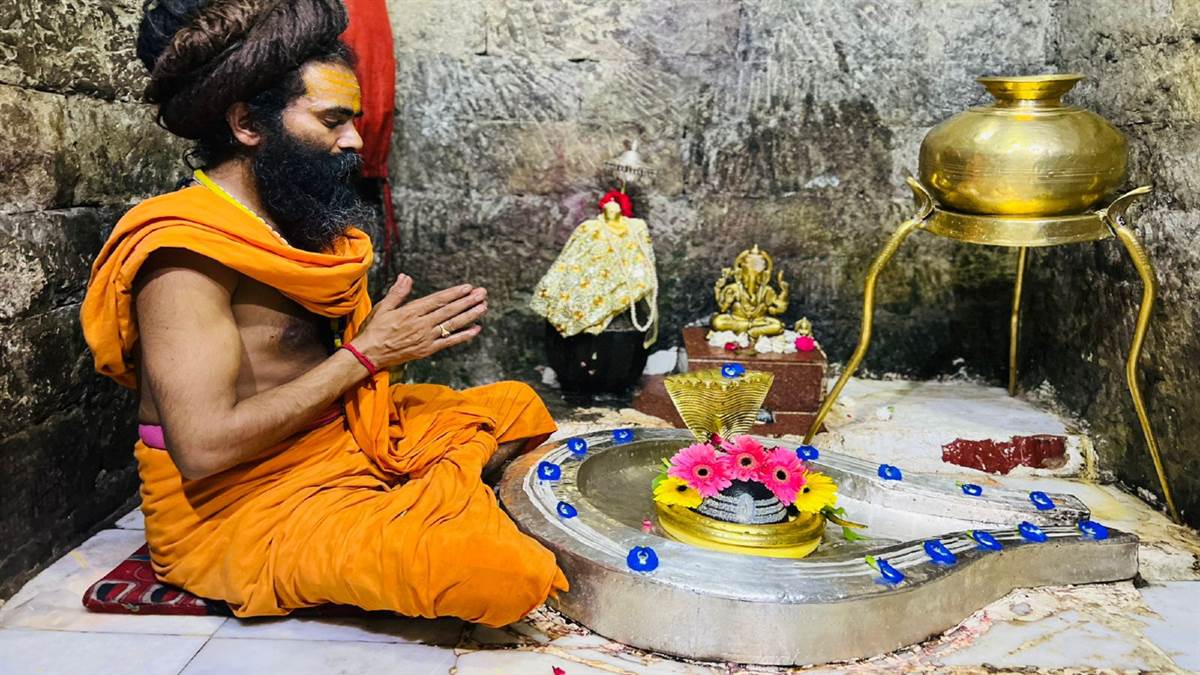 हिमाचल में यहां स्‍वयंभू प्रकट शिवलिंग में विराजे हैं बाबा भूतनाथ, राजा को  स्‍वपन में दिया था संकेत - Himachal Pradesh Mandi Famous Temple Baba  Bhootnath Temple Shivaling ...