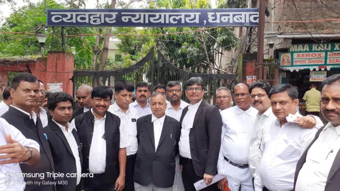 अधिवक्ताओं ने काला बिल्ला लगाकर कोर्ट फीस में बढ़ोतरी का विरोध किया।