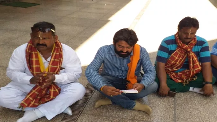 Hanuman Chalisa in Meerut मेरठ में नमाज के विरोध में सोमवार को हनुमान चालीसा पढ़ी गई।
