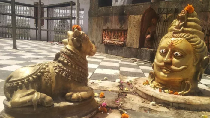 Sawan Ka Somwar: बाबा बटेश्वर नाथ धाम में भगवान शिव को मूंछों और बड़े-बड़े आंखों के साथ दिखाया गया है।