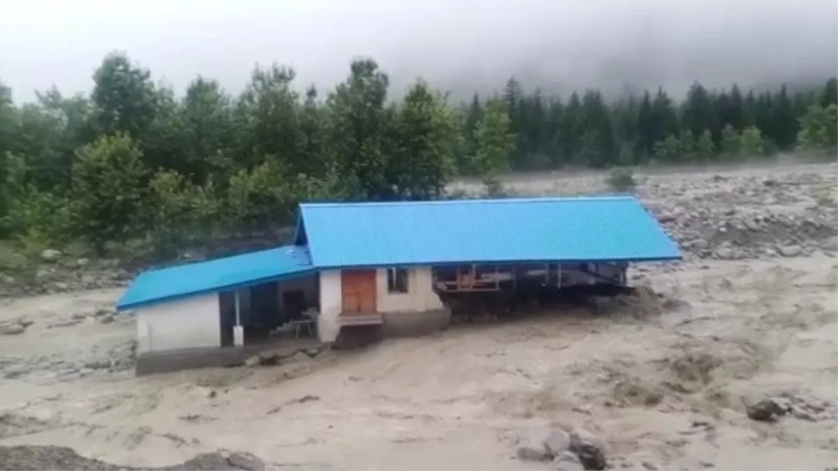 Cloudburst In Manali: मनाली में बादल फटने से ब्‍यास नदी में बाढ़, अस्‍थायी पुल बहा व रेस्‍तरां जलमग्‍न, देखिए वीडियो