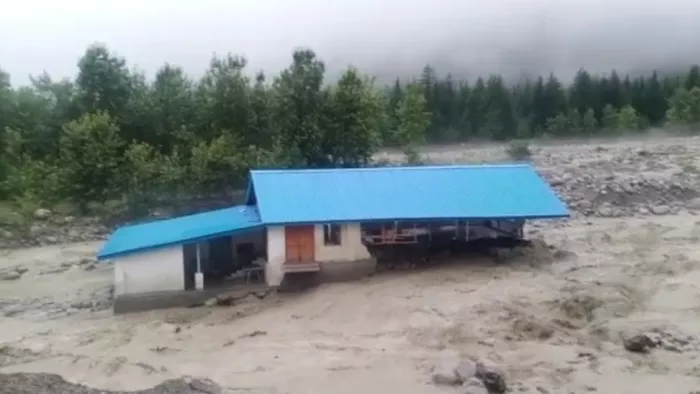 मनाली के साथ लगते चढ़ियारी में निर्माणाधीन रेस्तरां भी बाढ़ की चपेट में आ गया।