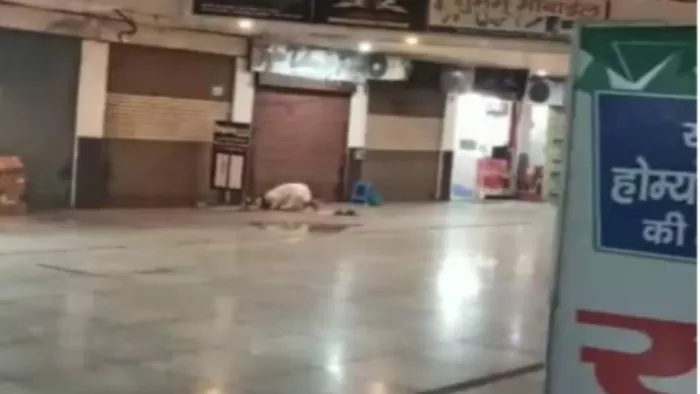 Namaz Video Viral मेरठ के एक कांप्लेक्स में नमाज पढ़ने के मामले ने तूल पकड़ लिया है।