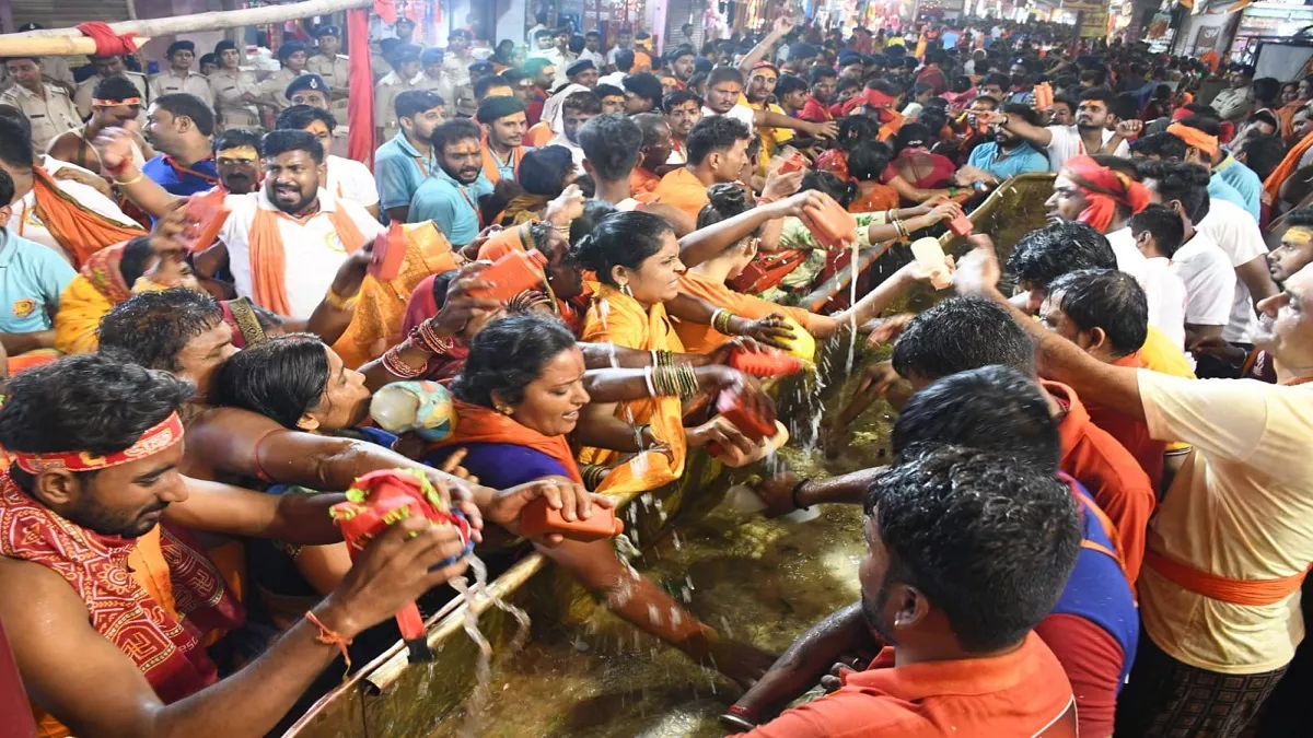 Sawan Second somvar दो लाख से अधिक कांवरियों ने बाबा गरीबनाथ पर किया  जलाभिषेक - Baba Garib Nath Mandir Muzaffarpur: More than two lakh Kanwaris  performed Jalabhishek on Baba Garibnath