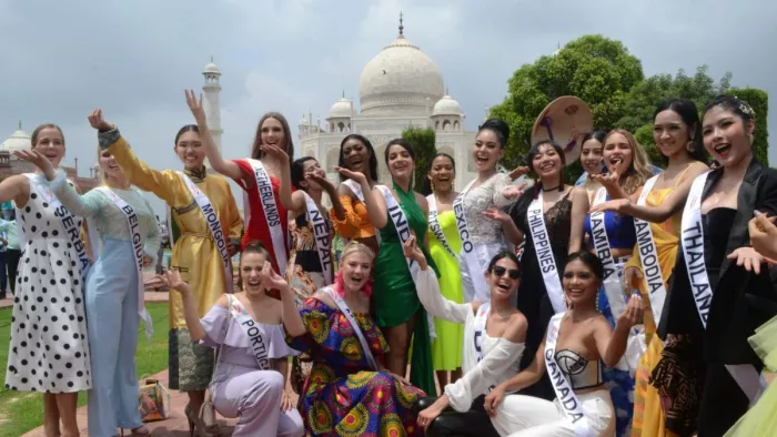 Tajmahal: मिस टीन इंटरनेशनल की 20 फाइनलिस्टों ने देखा ताजमहल। तस्वीर- जसवीर सिंह सोनी