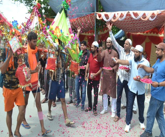 मेरठ में सपा विधायक शाहिद मंजूर ने किया भगवान शिव के चित्र पर माल्यार्पण,  मुस्लिमों ने की कांवड़ियों पर पुष्प वर्षा - Kanwar Yatra 2022 MLA Shahid  Manzoor ...