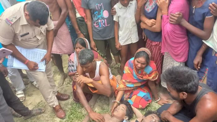 दोनों बच्चों के शव के पास विलाप करते परिजन। जागरण