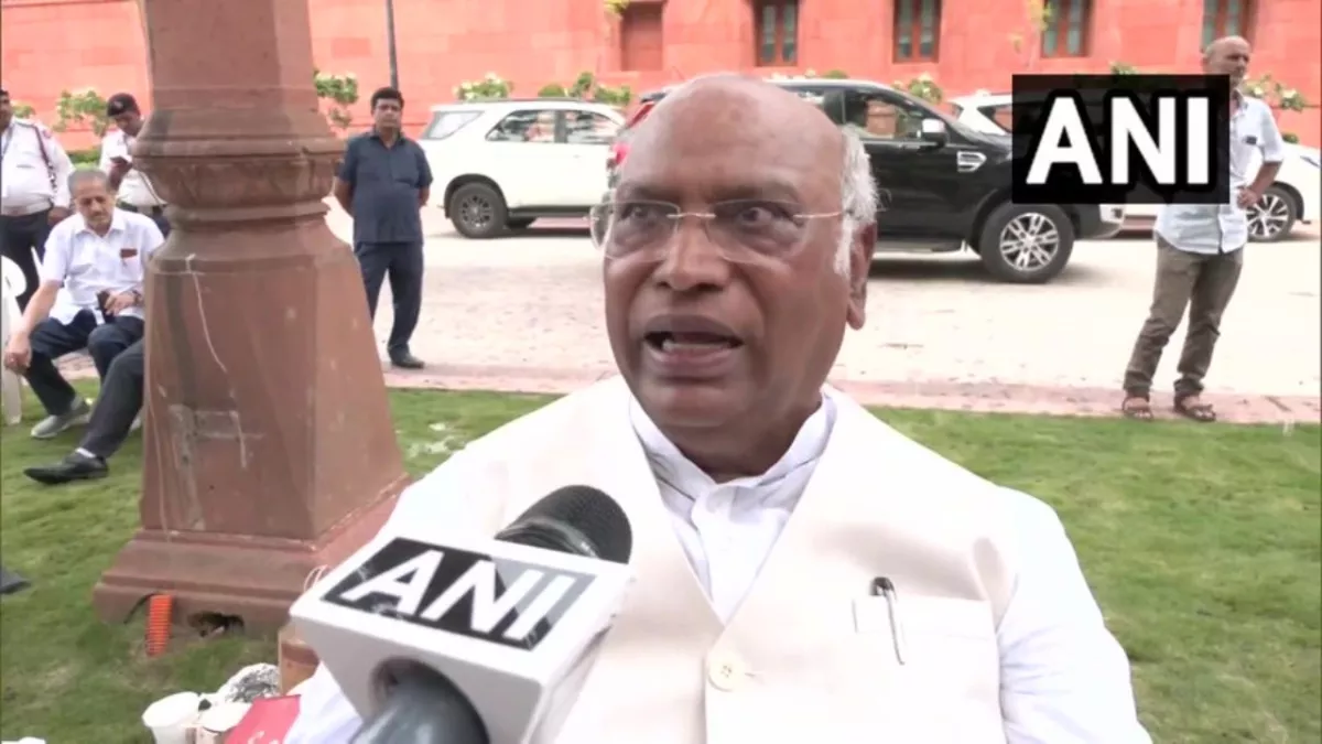 Parliament Monsoon Session: 'धनखड़ साहब ने खुद नहीं लिया फैसला... इशारा मिलने पर संजय सिंह को किया निलंबित', AAP सांसद के निलंबन पर खरगे का दावा