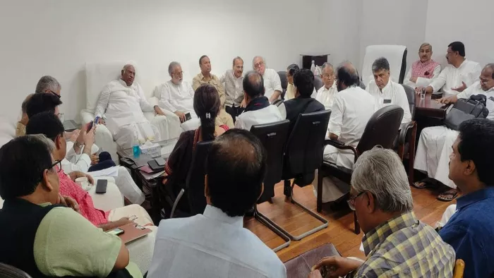 लोकसभा में मोदी सरकार के खिलाफ अविश्वास प्रस्ताव ला सकता है विपक्ष, खरगे के चैंबर में बनी रणनीति